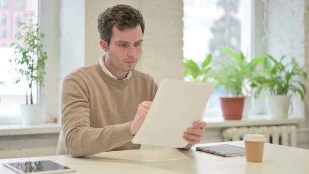 Man upprörd när du läser dokument i Office — Stockvideo