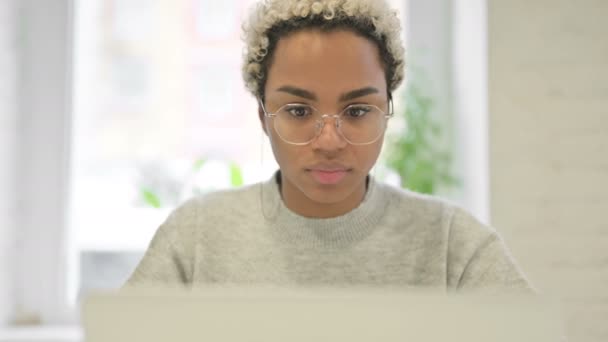 Κοντινό πλάνο της Αφρικανικής γυναίκας που έχει πονοκέφαλο ενώ χρησιμοποιεί το Laptop — Αρχείο Βίντεο