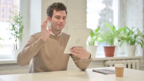 Человек празднует успех на планшете в офисе — стоковое видео