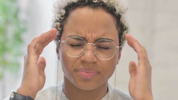 Nahaufnahme einer Afrikanerin mit Kopfschmerzen — Stockvideo