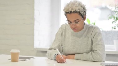 Ofisteki Kağıt üzerinde Yazarken Düşünen Afrikalı Kadın