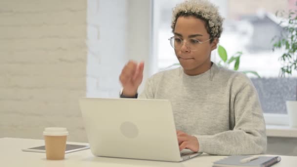 Mujer africana se siente preocupada mientras trabaja en el ordenador portátil en la oficina — Vídeos de Stock