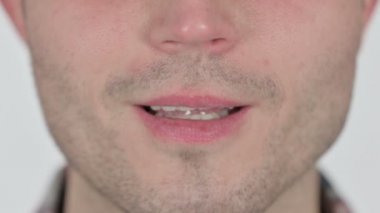 Genç adam gülümseyen dudaklar yakın yukarı 