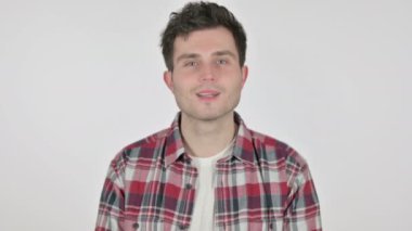 Kafasını sallayan genç adamın portresi Evet işareti 