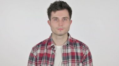 Kameraya gülümseyen genç adamın portresi 