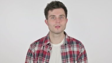 Kamerayı işaret eden genç adamın portresi. 