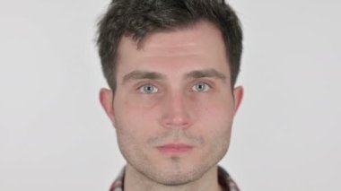 Kameraya gülümseyen Mutlu Genç Adam 'ın yakın çekimi 