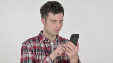 Akıllı telefon kullanan genç adamın portresi 
