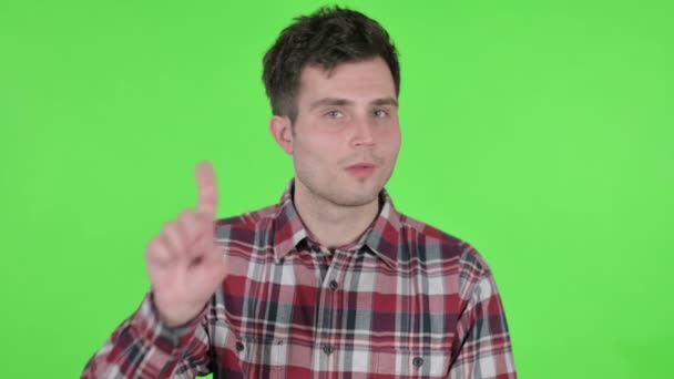 รูปภาพชายหนุ่มที่แสดงป้ายห้ามใช้นิ้วมือ หน้าจอโครม่าสีเขียว — วีดีโอสต็อก