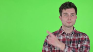 Yeşil Krom Ekran, Ürünü Gösteren Genç Adamın Portresi 