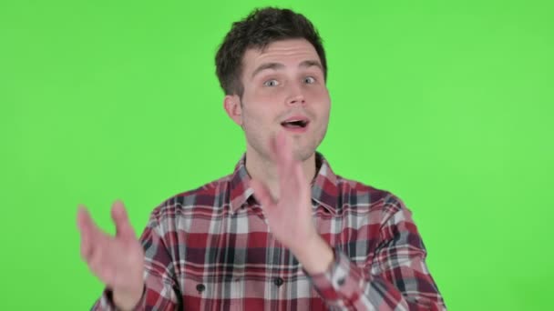 Portret van een jonge man klapperend, beklemmend, groen chroma scherm — Stockvideo