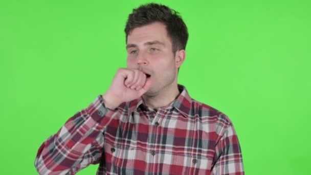 Портрет молодого человека кашляет, зеленый хрома экран — стоковое видео