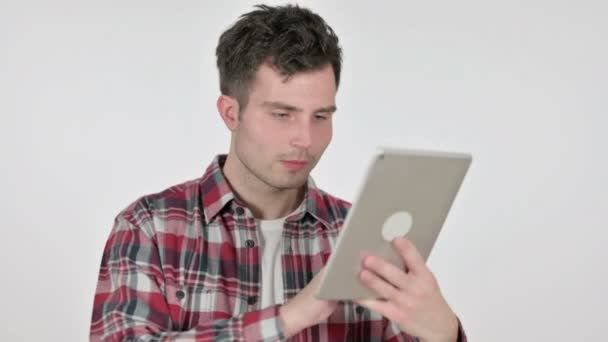 Retrato del joven reaccionando a la pérdida en la tableta — Vídeo de stock