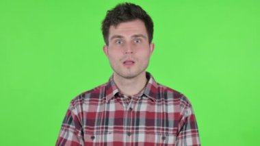 Dudakları Parmaklı Genç Adam 'ın Portresi, Sessiz Yeşil Krom Ekran 