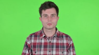 Genç Adam, Yeşil Krom Ekran 'dan Baş Parmakların Portresi 