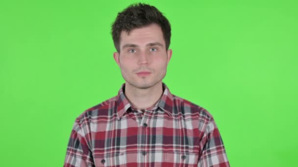 Πορτρέτο του νεαρού άνδρα δείχνει σχήμα καρδιάς από τα χέρια, πράσινο Chroma οθόνη — Αρχείο Βίντεο