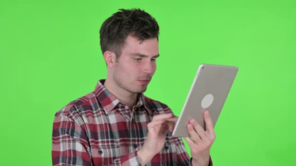 Retrato del joven reaccionando a la pérdida en la tableta, pantalla de croma verde — Vídeo de stock