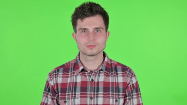 Portrét zklamaného mladého muže reagujícího na ztrátu, obrazovka zelené barvy — Stock video