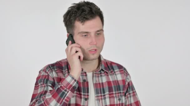 Portrét mladého muže mluvícího po telefonu — Stock video