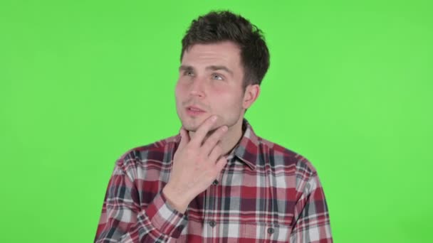 Portrett av tenkende ung mann som tenker og får Idea, grønn kroma-skjerm – stockvideo