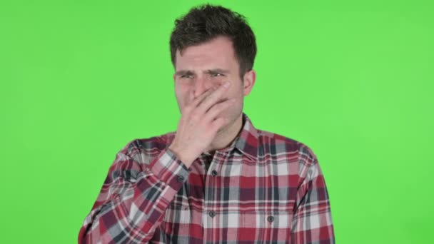Porträt eines jungen Mannes mit schlechtem Geruch, grüner Leinwand — Stockvideo