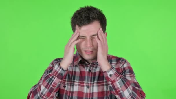 Portrét mladého muže s bolestí hlavy, zelená chroma obrazovka — Stock video