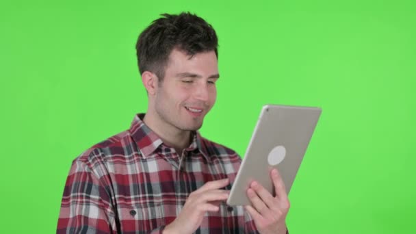 Retrato de vídeo chamada no tablet por homem jovem, Tela Chroma verde — Vídeo de Stock