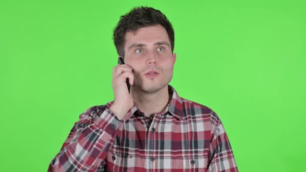 Portrett av unge menn som snakker på telefon, grønn kroma-skjerm – stockvideo
