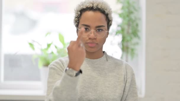 Ritratto di donna africana arrabbiata che mostra un segno del dito medio — Video Stock