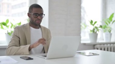 Afrikalı Adam Bilgisayarı Kapatıyor Ayağa kalkıyor, Gidiyor