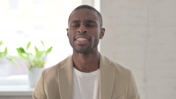 Portret van een Afrikaanse man met OK Sign with Finger — Stockvideo
