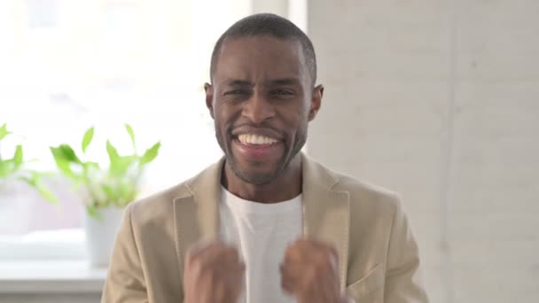 Portrét vzrušeného afrického muže oslavujícího úspěch — Stock video