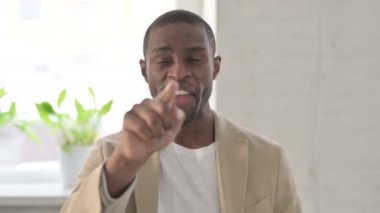 Kamerayı ve Daveti Gösteren Afrikalı Adam Portresi 