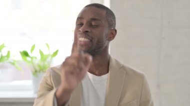 Kamerayı işaret eden Afrikalı adamın portresi 
