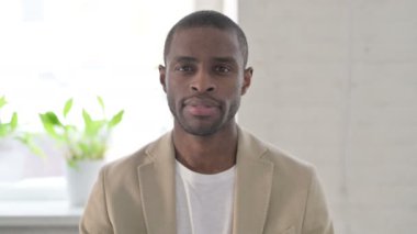 Kameraya Bakan Ciddi Afrikalı Adamın Portresi 