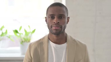 Eller Tarafından Kalp Şeklini Gösteren Afrikalı Adam Portresi 