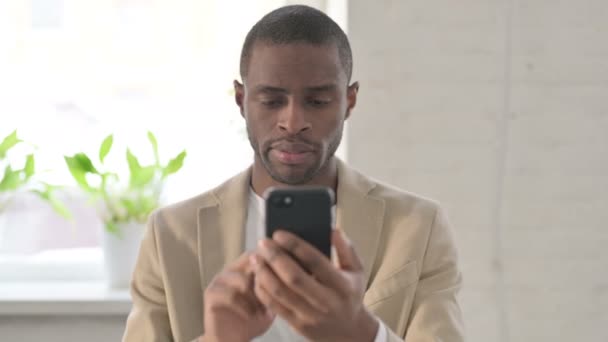 Retrato del hombre africano usando Smartphone — Vídeos de Stock