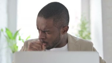 Laptop kullanırken Afrikalı Adam Öksürüğünü Kapat