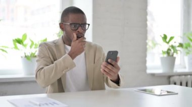 Smartphone 'da Kaybolan Afrikalı Adam' ın Tepkisi 