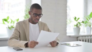 Afrika adam kutluyor başarı süre okuma belgeleri Office