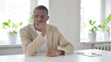 Ofiste otururken Düşünen Afrikalı Adam