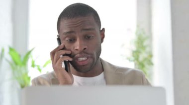 Bilgisayarlı Afrikalı Adam Akıllı Telefonla Konuşuyor