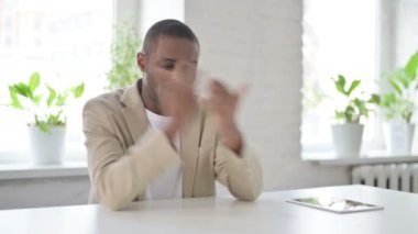 Ofiste otururken üzülen Afrikalı Adam