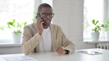 Ofiste Afrikalı Adam Öfkeyle Konuşuyor