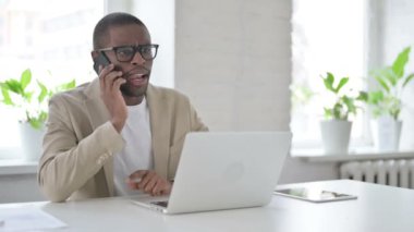 Ofiste Akıllı Telefonla Konuşan Kızgın Afrikalı Adam