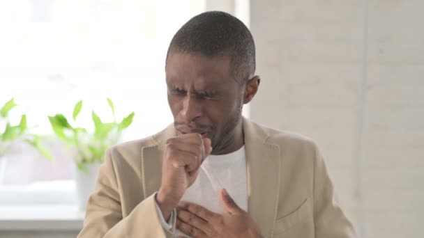 Porträtt av sjuk afrikansk man hosta — Stockvideo