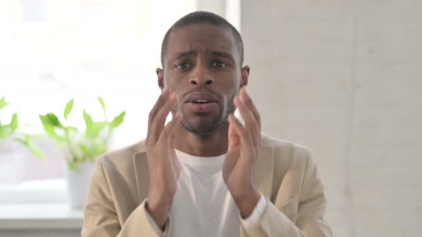 Портрет розчарованої африканської людини що реагує на втрати — стокове відео