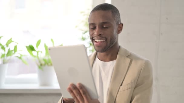 Retrato de homem africano atraente usando Tablet no escritório — Vídeo de Stock