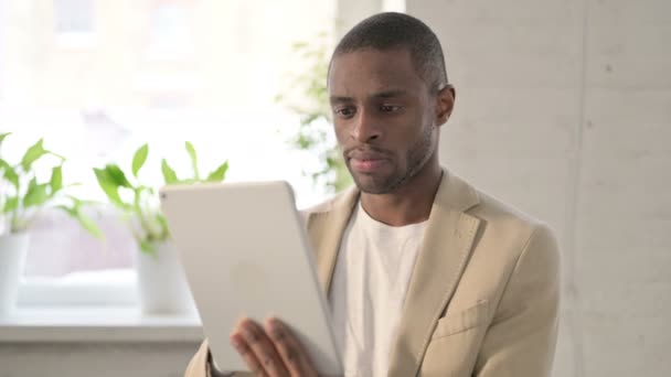 Retrato do homem africano comemorando no Tablet no escritório — Vídeo de Stock