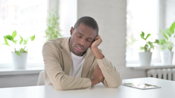 Slaperige Afrikaanse man nemen van slaap terwijl zitten in het kantoor — Stockvideo